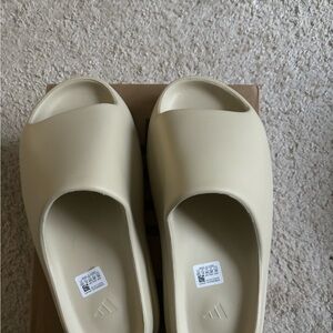 COPY - Bone yeezy slide size 8 men’s